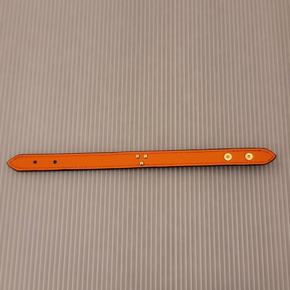 2022 Design V Signature Leather Bracelet - Picture 6 of 8